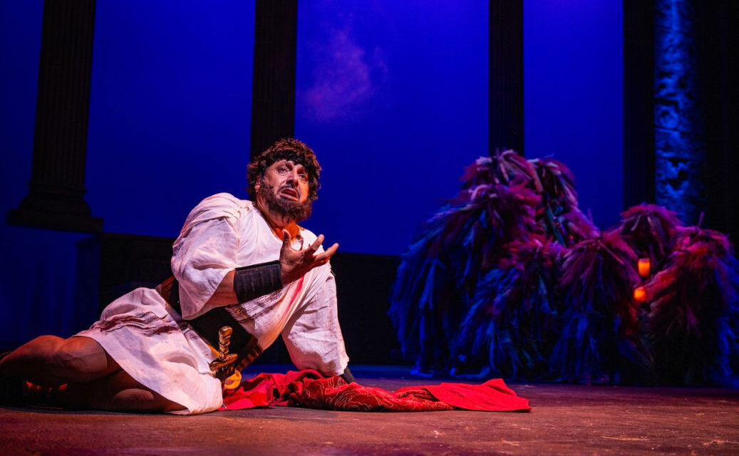 AL TEATRO STABILE DEL FVG “IL ROSSETTI” UN ENRICO BRIGNANO IN GRAN SPOLVERO SULLE ORME DI GIGI PROIETTI NE “I 7 RE DI ROMA”