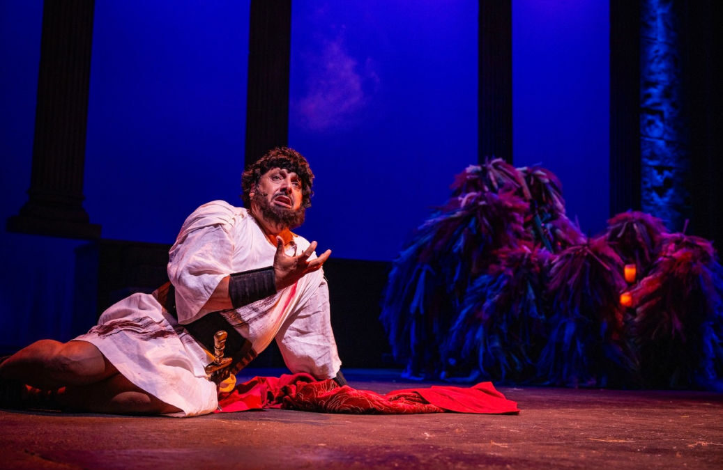 AL TEATRO STABILE DEL FVG “IL ROSSETTI” UN ENRICO BRIGNANO IN GRAN SPOLVERO SULLE ORME DI GIGI PROIETTI NE “I 7 RE DI ROMA”