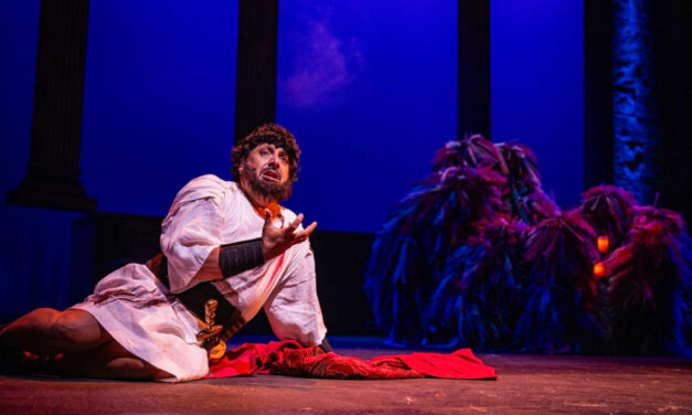 AL TEATRO STABILE DEL FVG “IL ROSSETTI” UN ENRICO BRIGNANO IN GRAN SPOLVERO SULLE ORME DI GIGI PROIETTI NE “I 7 RE DI ROMA”