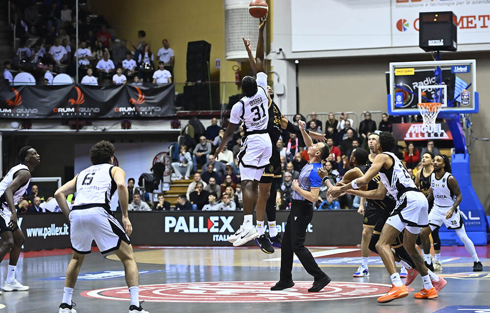 La Pallacanestro Trieste lotta ma cede nel finale con la Virtus Bologna: al PalaTrieste si chiude 66-74