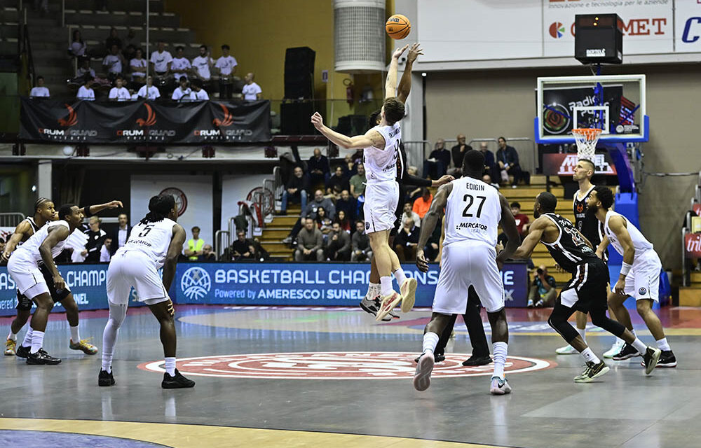 La Pallacanestro Trieste cede alla fisicità di Würzburg: al PalaTrieste si chiude 77 a 90