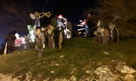 SI ACCENDE IL NATALE A OPICINA: INAUGURATO CON L’ACCENSIONE DELLE LUCI IL PRESEPE ALL’OBELISCO