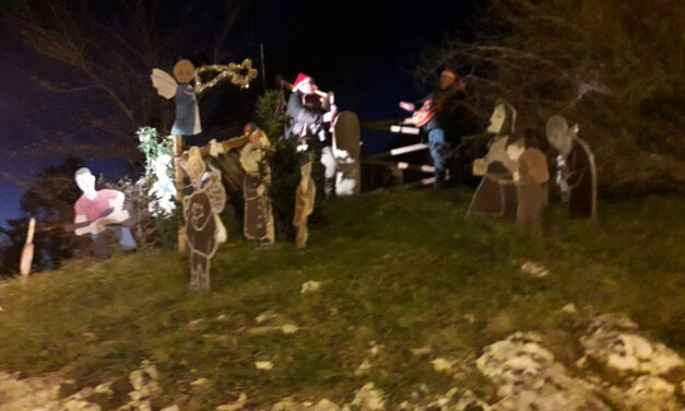 SI ACCENDE IL NATALE A OPICINA: INAUGURATO CON L’ACCENSIONE DELLE LUCI IL PRESEPE ALL’OBELISCO