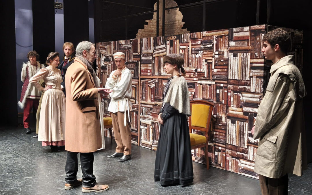 “IL FUNZIONARIO”, TRATTO DA “L’ISPETTORE GENERALE” DI GOGOL’ PER LA REGIA DI LUCIANO PASINI, VISTO DIETRO LE QUINTE DURANTE LE PROVE