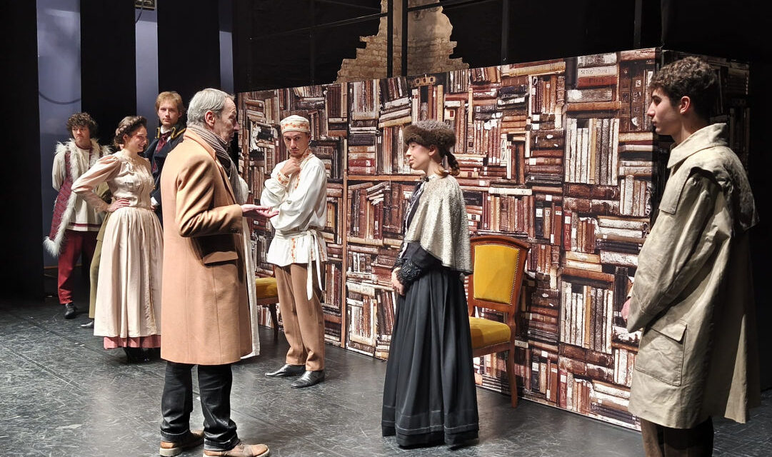 “IL FUNZIONARIO”, TRATTO DA “L’ISPETTORE GENERALE” DI GOGOL’ PER LA REGIA DI LUCIANO PASINI, VISTO DIETRO LE QUINTE DURANTE LE PROVE