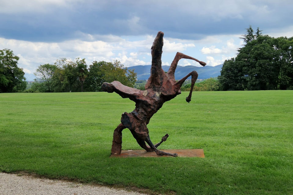 LE OPERE DI GIORGIO CELIBERTI IN MOSTRA NEI GIARDINI DI TRE DIMORE STORICHE