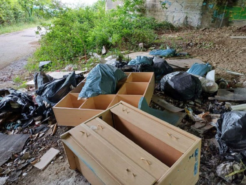 RIFIUTI ABBANDONATI IN VIA DI PECO: 5 IMPRESE E 12 PRIVATI DENUNCIATI A SEGUITO DELL’INDAGINE DELLA POLIZIA LOCALE DI TRIESTE