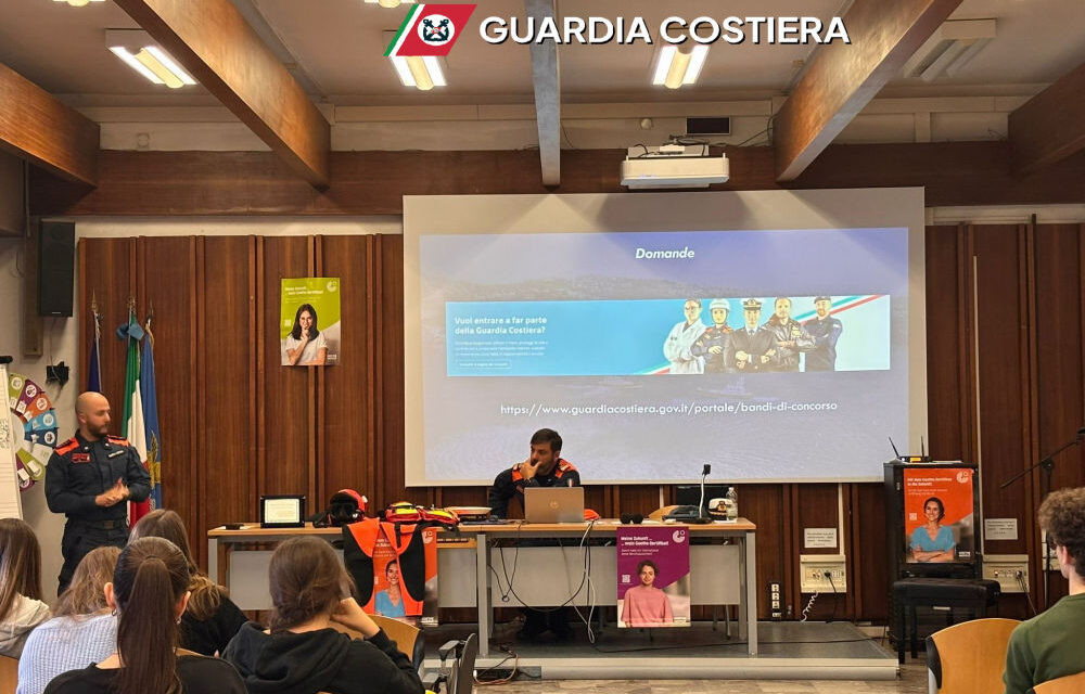 La Capitaneria di porto di Trieste incontra oltre 200 studenti di Trieste per diffondere la cultura della sicurezza e del rispetto dell’ambiente marino tra le giovani generazioni
