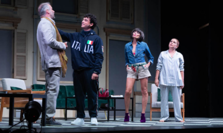 AL NUOVO TEATRO COMUNALE DI GRADISCA D’ISONZO “Ubi maior” con Leo Gassmann e Sabrina Knaflitz