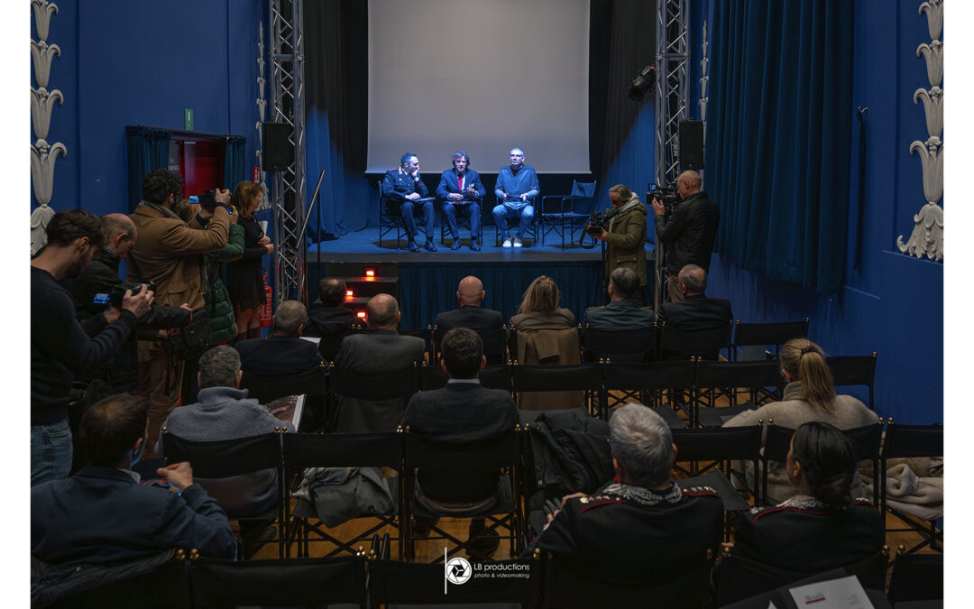 QUANDO LA MEMORIA DIVENTA MUSICA: TRIESTE, L’ARMA DEI CARABINIERI E L’ABBRACCIO A SALVO D’ACQUISTO