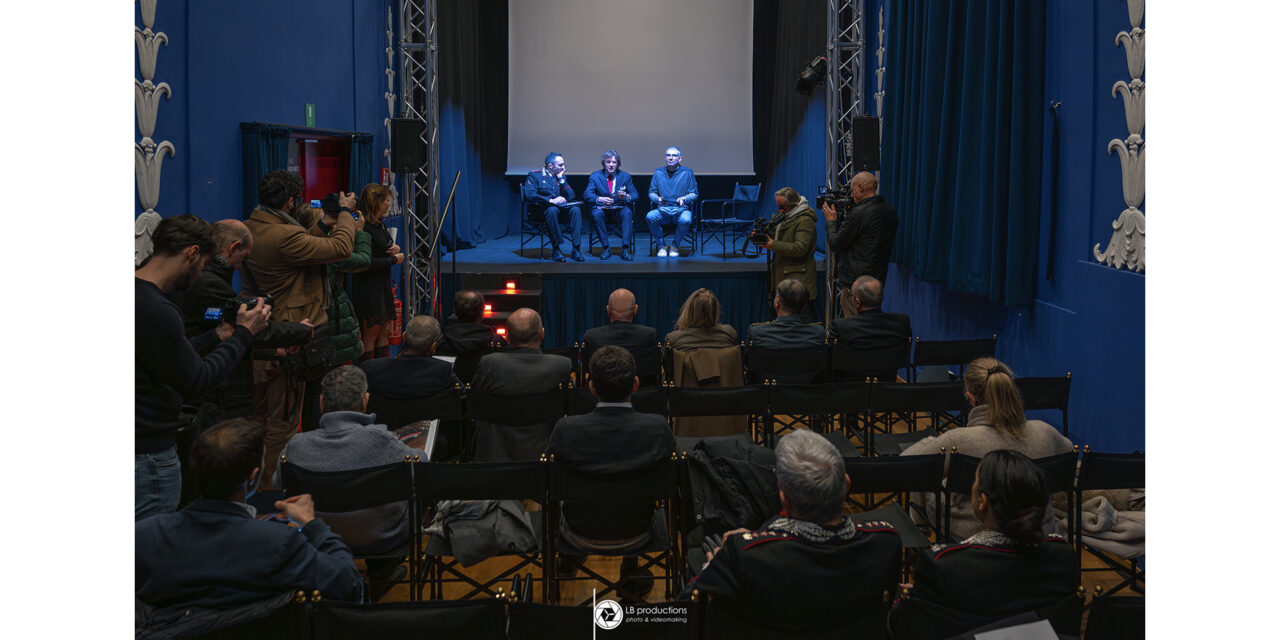 QUANDO LA MEMORIA DIVENTA MUSICA: TRIESTE, L’ARMA DEI CARABINIERI E L’ABBRACCIO A SALVO D’ACQUISTO