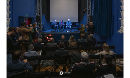 QUANDO LA MEMORIA DIVENTA MUSICA: TRIESTE, L’ARMA DEI CARABINIERI E L’ABBRACCIO A SALVO D’ACQUISTO