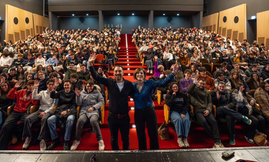 500 STUDENTI NELL’AUDITORIUM CONCORDIA DI PORDENONE PER IMPARARE A SMASCHERARE IL POTERE DELLE PAROLE
