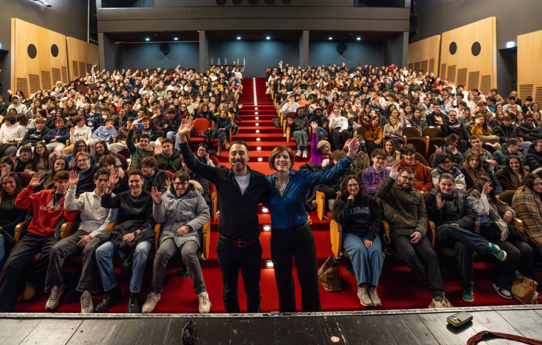 500 STUDENTI NELL’AUDITORIUM CONCORDIA DI PORDENONE PER IMPARARE A SMASCHERARE IL POTERE DELLE PAROLE