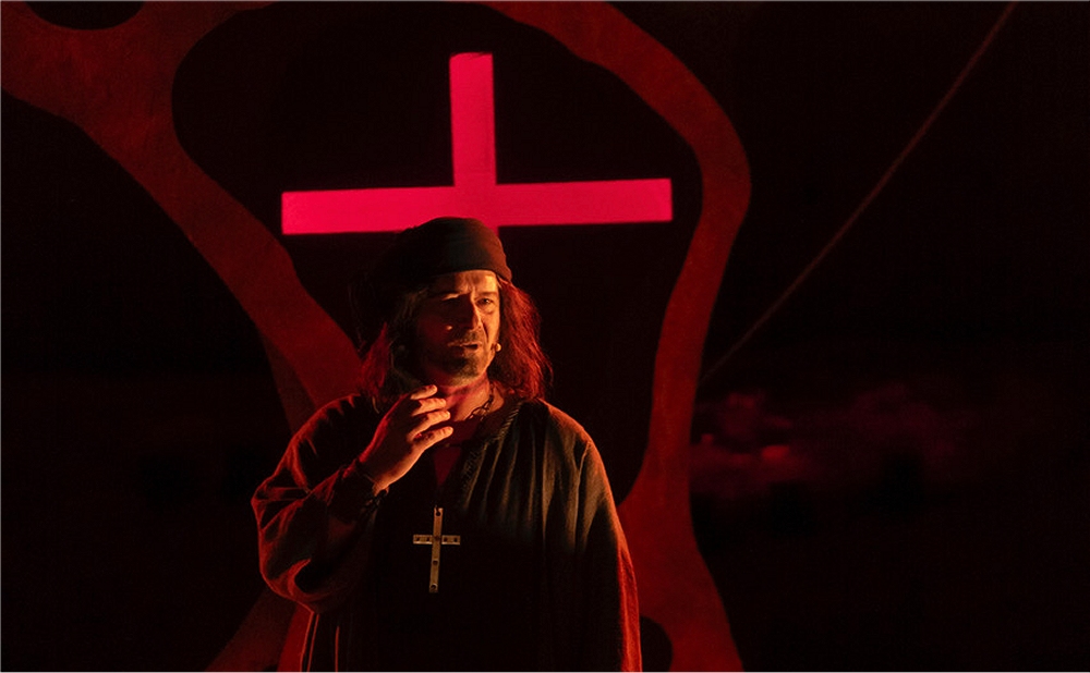 Ettore Bassi è il protagonista di “Stand up for Giuda” in scena alla Sala Bartoli del Politeama Rossetti dal 28 gennaio all’1 febbraio