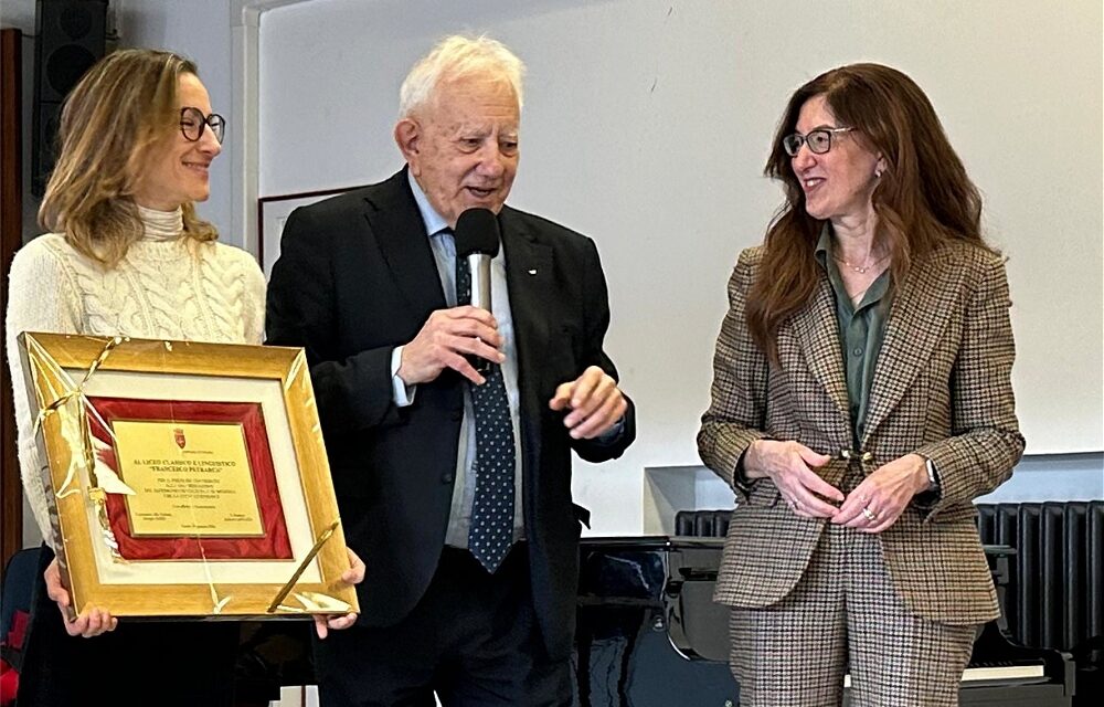 L’ASSESSORE ALLA CULTURA GIORGIO ROSSI PREMIA IL LICEO PETRARCA COME PRESIDIO CULTURALE ATTIVO E DINAMICO