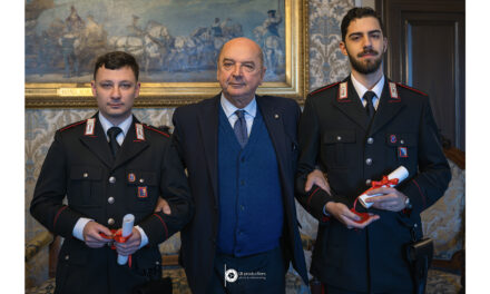 IL SINDACO HA CONFERITO UN PICCOLO RICONOSCIMENTO AI CARABINIERI ANTONIO RE E MICHAEL GRISANTI