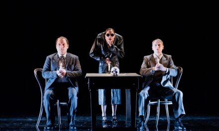 ALLA SALA LUTTAZZI AL MAGAZZINO 26 DEL PORTO VECCHIO – PORTO VIVO, IN OCCASIONE DEL GIORNO DELLA MEMORIA 2026, ANDRÀ IN SCENA LO SPETTACOLO TEATRALE “TANTO VALE DIVERTIRSI”