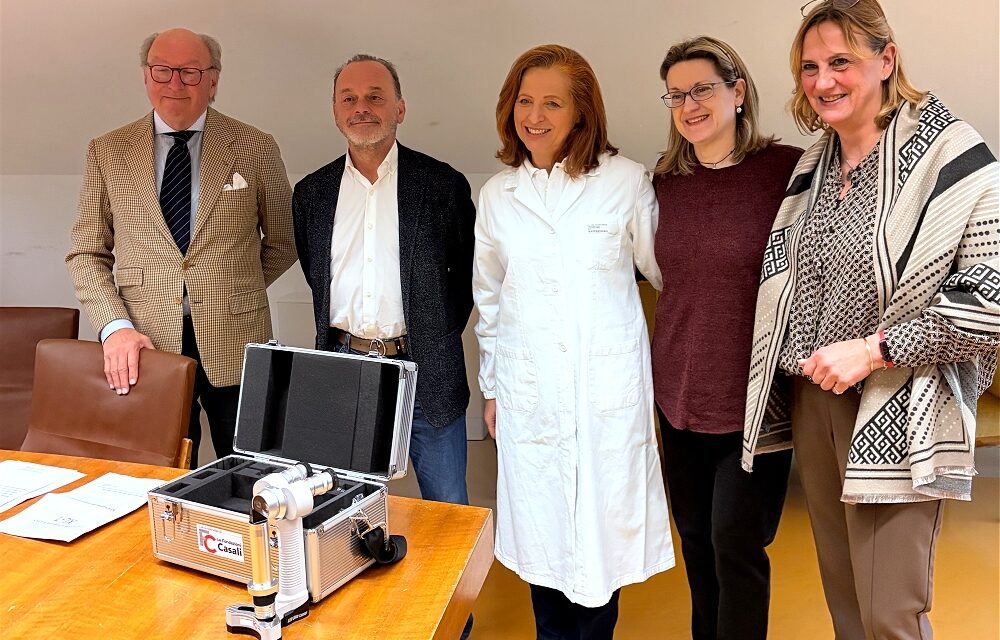 Consegna apparecchiatura medica oculistica acquistata con il contributo da parte delle Fondazioni Benefiche Alberto e Kathleen Casali ETS alla S. C. Distretto Trieste 2