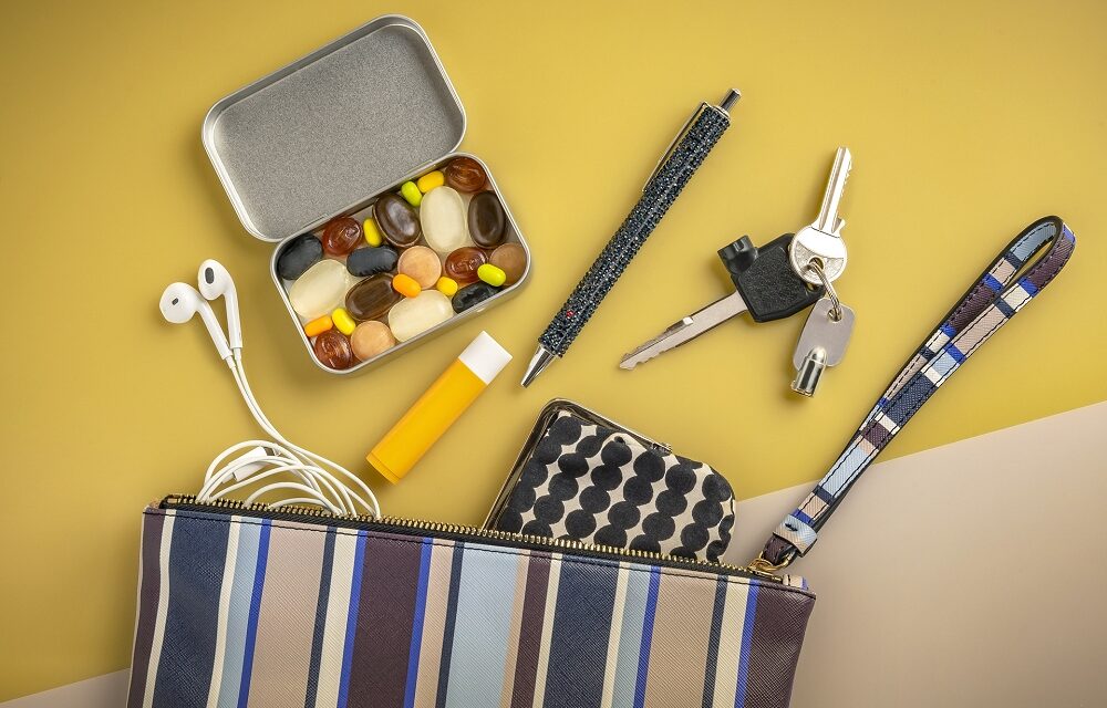 COSA C’È NELLA BORSA DEGLI ITALIANI? 7 SU 10 NON POSSONO FARE A MENO DELLE CARAMELLE