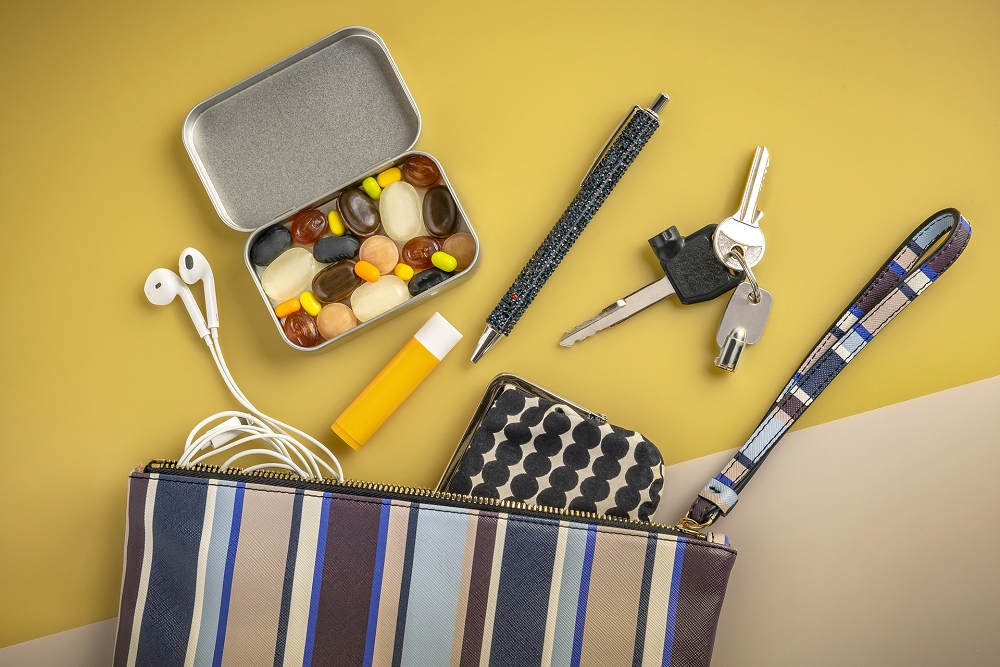 COSA C’È NELLA BORSA DEGLI ITALIANI? 7 SU 10 NON POSSONO FARE A MENO DELLE CARAMELLE