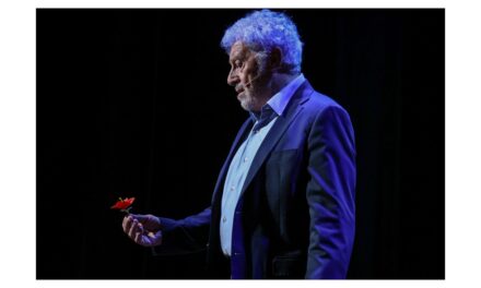 Antonio Catania è protagonista alla Sala Bartoli con “Azzurro” di Paola Ponti, tratto da Curzio Maltese