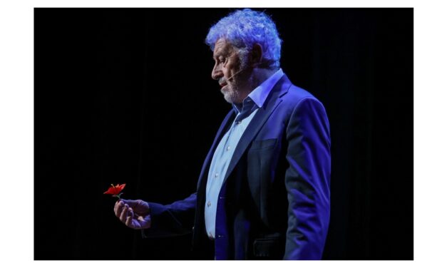 Antonio Catania è protagonista alla Sala Bartoli con “Azzurro” di Paola Ponti, tratto da Curzio Maltese