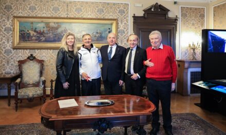 IL SINDACO DIPIAZZA HA CONFERITO IL SIGILLO BRONZEO AL PARAMOTORISTA ALDO AMABILE