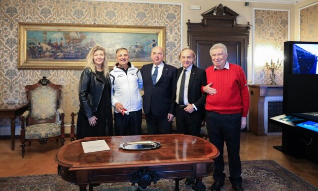 IL SINDACO DIPIAZZA HA CONFERITO IL SIGILLO BRONZEO AL PARAMOTORISTA ALDO AMABILE