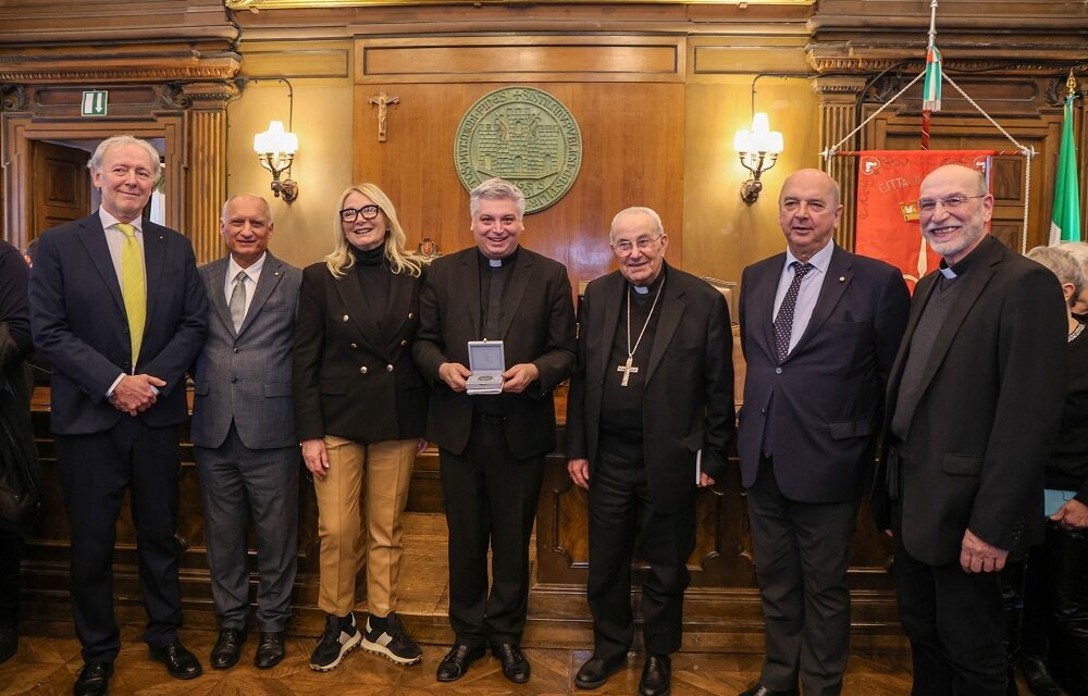 IL SINDACO ROBERTO DIPIAZZA HA CONFERITO IL SIGILLO TRECENTESCO A DON MARCO EUGENIO BRUSUTTI