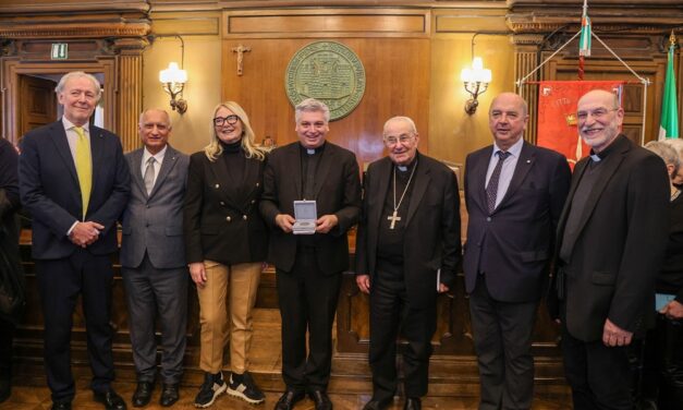 IL SINDACO ROBERTO DIPIAZZA HA CONFERITO IL SIGILLO TRECENTESCO A DON MARCO EUGENIO BRUSUTTI