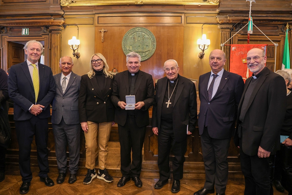 IL SINDACO ROBERTO DIPIAZZA HA CONFERITO IL SIGILLO TRECENTESCO A DON MARCO EUGENIO BRUSUTTI