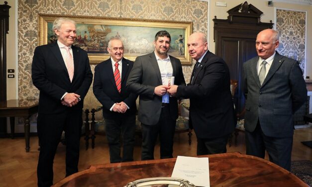 IL SINDACO DIPIAZZA HA PREMIATO GLI ORGANIZZATORI DEL PROGETTO “TRIESTE IN META”