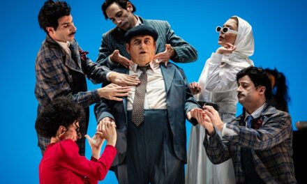 “Fantozzi. Una tragedia”: Gianni Fantoni, nel personaggio creato da Paolo Villaggio, arriva al Teatro Stabile del Friuli Venezia Giulia