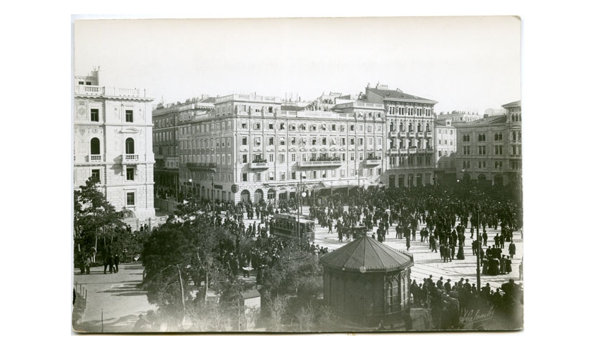 MERCOLEDÌ 4 MARZO ALLE ORE 17 NELLA SALA SELVA DI PALAZZO GOPCEVICH VISITA GUIDATA GRATUITA ALLA MOSTRA “LA FOTOTECA IN PIAZZA. SCATTI DI STORIA E STORIE”