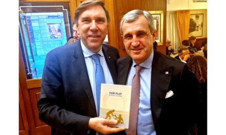Il libro di Damele, Fair Play, donato al vicepresidente del Coni nazionale Di Paola