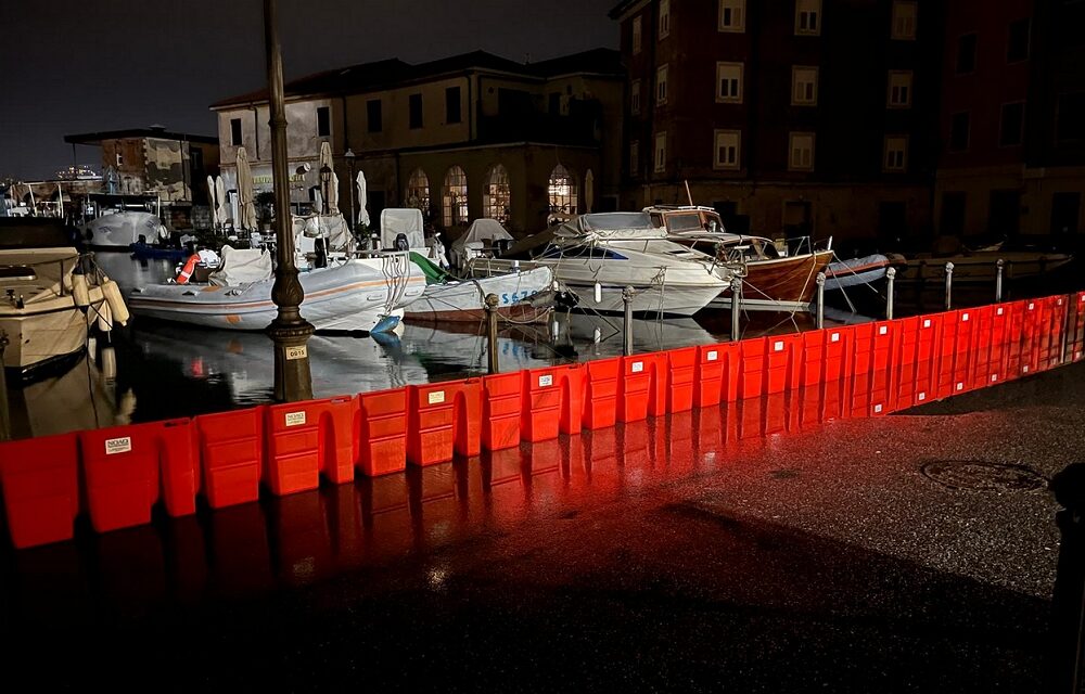 Acqua alta a Muggia: paratie in funzione a protezione del centro storico
