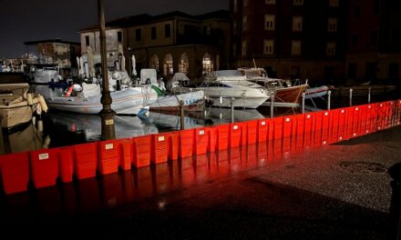 Acqua alta a Muggia: paratie in funzione a protezione del centro storico
