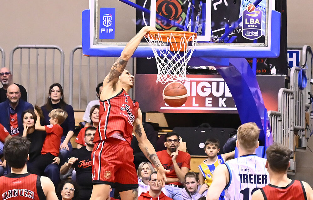 Pallacanestro Trieste: i biancorossi fanno innamorare il PalaTrieste, Napoli travolta 110-84