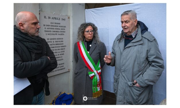 SOTTO I PORTICI DEL MUNICIPIO IN PIAZZA UNITÀ D’ITALIA SCOPERTURA DELLA TARGA COMMEMORATIVA DEGLI EVENTI DEL 30 APRILE 1945
