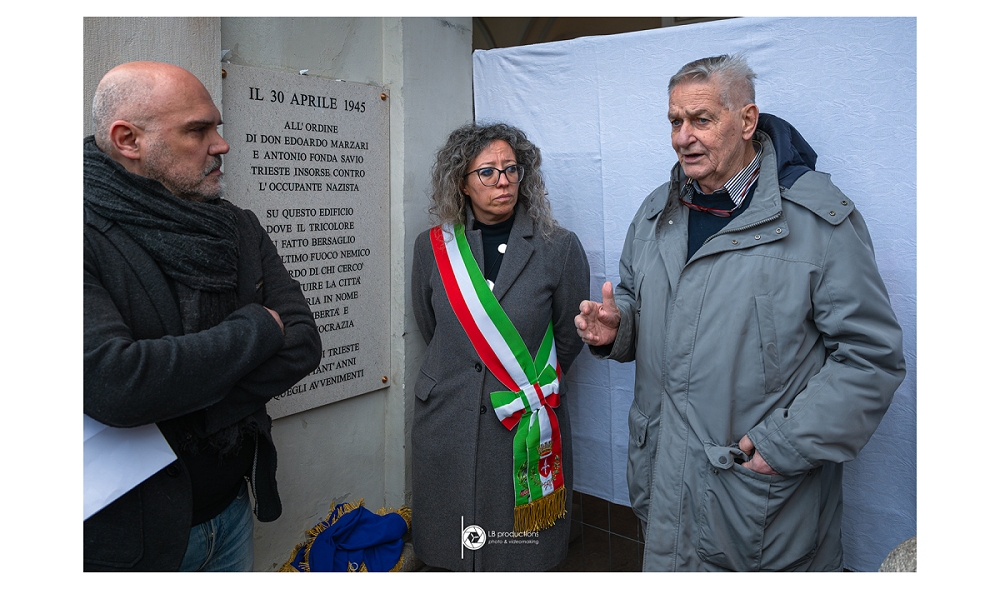 SOTTO I PORTICI DEL MUNICIPIO IN PIAZZA UNITÀ D’ITALIA SCOPERTURA DELLA TARGA COMMEMORATIVA DEGLI EVENTI DEL 30 APRILE 1945