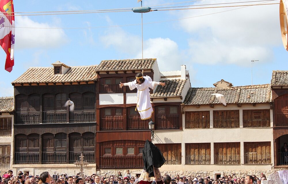 La “Bajada del Ángel” di Peñafiel, in Spagna, quando un angelo scende dal cielo nella Plaza del Coso
