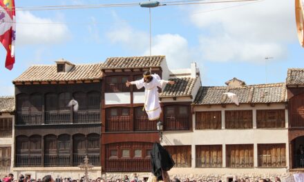 La “Bajada del Ángel” di Peñafiel, in Spagna, quando un angelo scende dal cielo nella Plaza del Coso