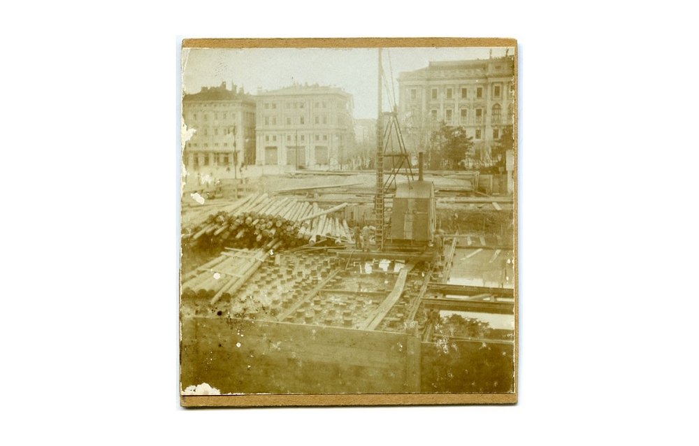 “LA FOTOTECA IN PIAZZA. SCATTI DI STORIA E STORIE”: MERCOLEDÌ 18 MARZO VISITA GUIDATA IN & OUT ALLA MOSTRA