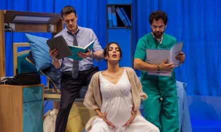 CONTRAZIONI PERICOLOSE di GABRIELE PIGNOTTA con GIORGIO LUPANO, ROCÍO MUÑOZ MORALES e PIGNOTTA Alla SALA ASSICURAZIONI GENERALI DEL TEATRO ROSSETTI