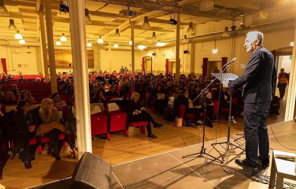 NELLA SALA LUTTAZZI DI PORTO VECCHIO-PORTO VIVO SI È SVOLTO IL CONVEGNO “GIOVANI: 17 È PARI – LEGAMI AUTENTICI E ISOLAMENTO SOCIALE”