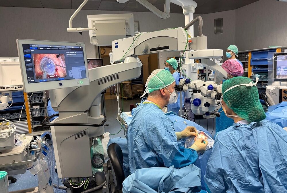 Trieste, alla Clinica Oculistica i primi impianti di cornea artificiale: una nuova frontiera per la vista