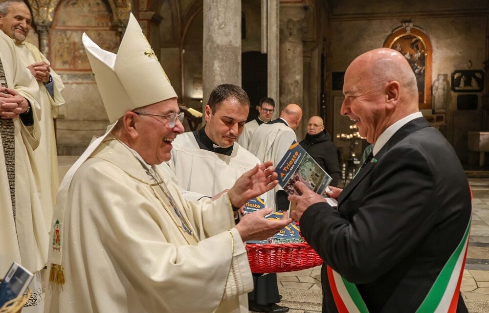 IL SINDACO ROBERTO DIPIAZZA HA CONFERITO IL SIGILLO TRECENTESCO A MONSIGNOR GIAMPAOLO CREPALDI