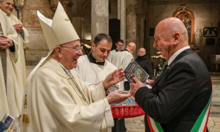 IL SINDACO ROBERTO DIPIAZZA HA CONFERITO IL SIGILLO TRECENTESCO A MONSIGNOR GIAMPAOLO CREPALDI