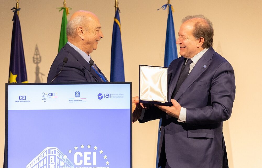 IL SINDACO ROBERTO DIPIAZZA HA CONSEGNATO AL SEGRETARIO DELL’INCE, FRANCO DAL MAS, UN RICONOSCIMENTO IN OCCASIONE DELLE CELEBRAZIONI DEL TRENTENNALE DELL’INCE